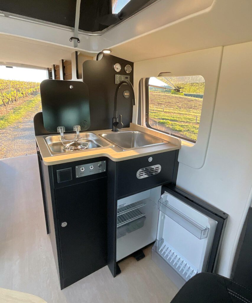 Van aménagé sur-mesure Renault Trafic 3 L2H1 cuisine
