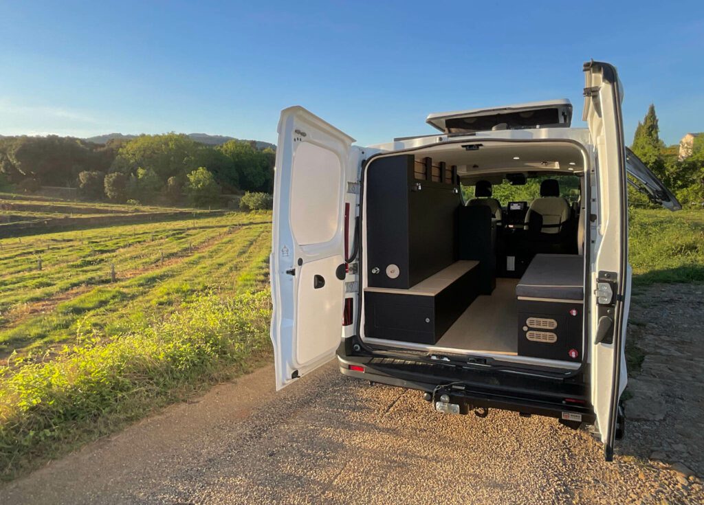 Van aménagé sur-mesure Renault Trafic 3 L2H1 atelier a contre van