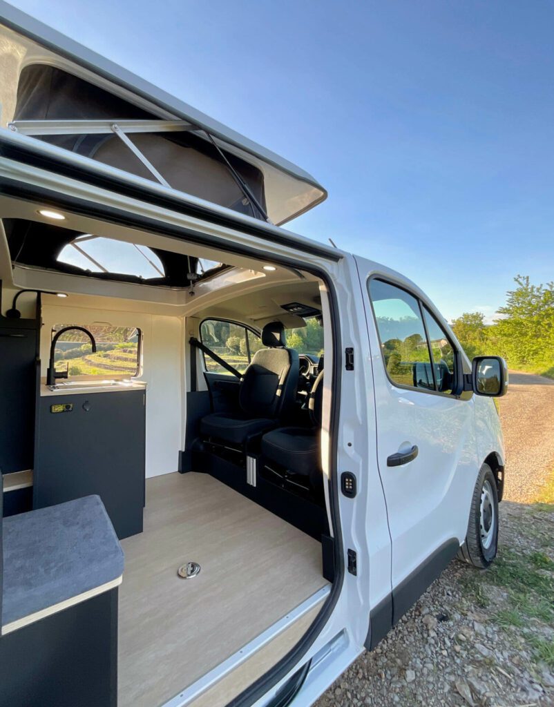 Van aménagé sur-mesure Renault Trafic 3 L2H1 atelier a contre van