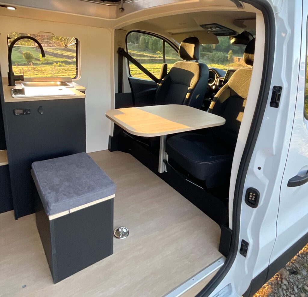 Van aménagé sur-mesure Renault Trafic long L2H1 pouf coffre amovible