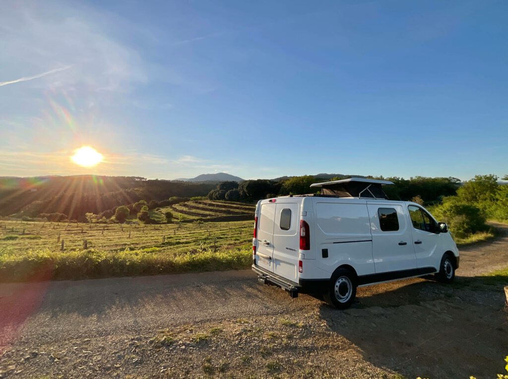 Van aménagé sur-mesure Renault Trafic L2H1 atelier a contre van toit relevable champignon
