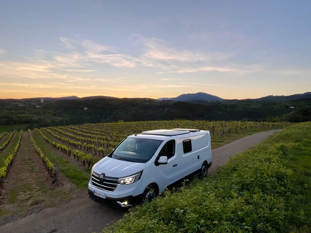 Van aménagé sur-mesure Renault Trafic L2H1 atelier a contre van toit relevable ardèche