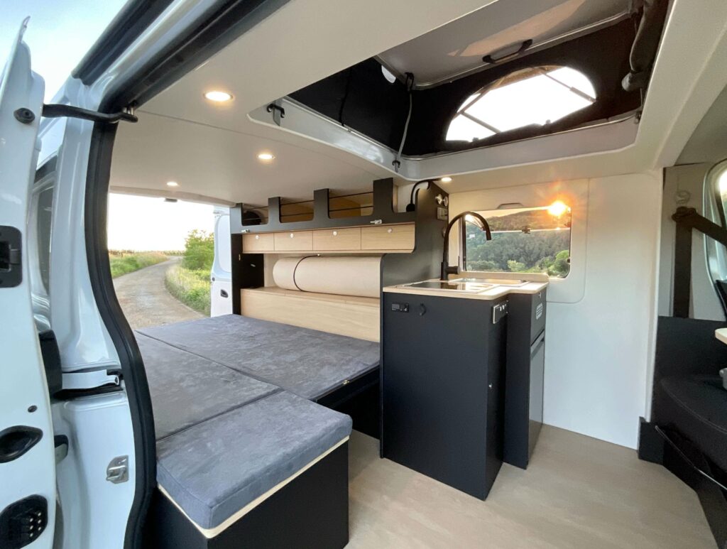 Van aménagé sur-mesure Renault Trafic long L2H1 lit amovible lit coffre