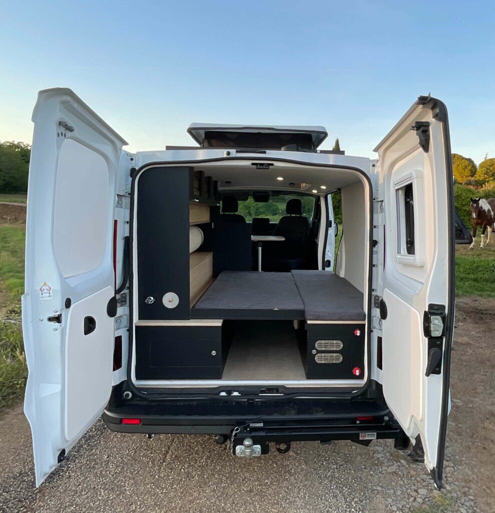 Van aménagé sur-mesure Renault Trafic long L2H1 lit amovible lit coffre