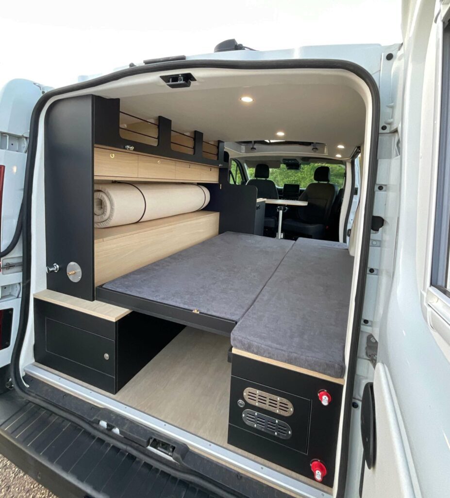 Van aménagé sur-mesure Renault Trafic long L2H1 lit amovible lit coffre