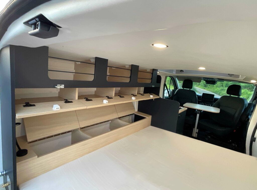 Van aménagé sur-mesure Renault Trafic long L2H1 lit amovible lit coffre escamotable grand rangement