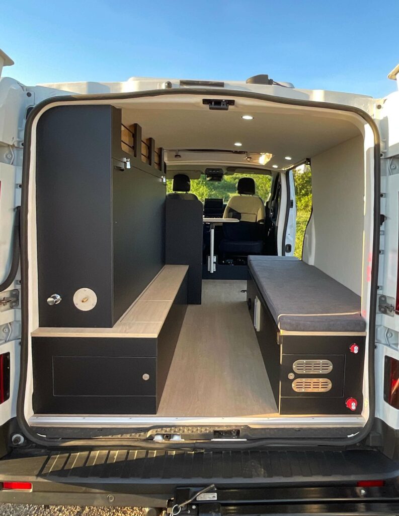 Van aménagé sur-mesure Renault Trafic long L2H1 vélo lit amovible
