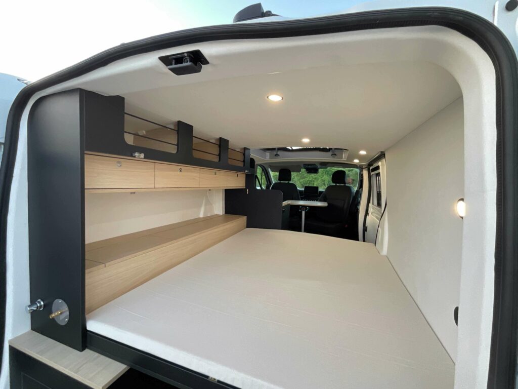 Van aménagé sur-mesure Renault Trafic long L2H1 lit amovible lit coffre escamotable