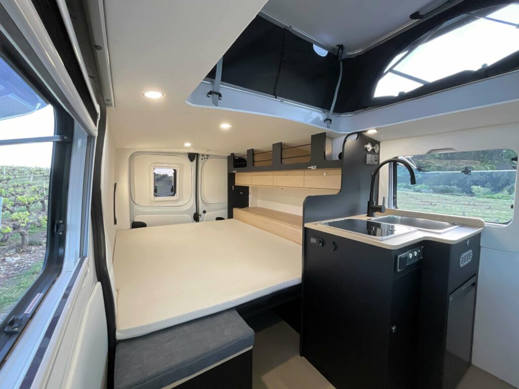 Van aménagé sur-mesure Renault Trafic long L2H1 lit amovible lit coffre escamotable