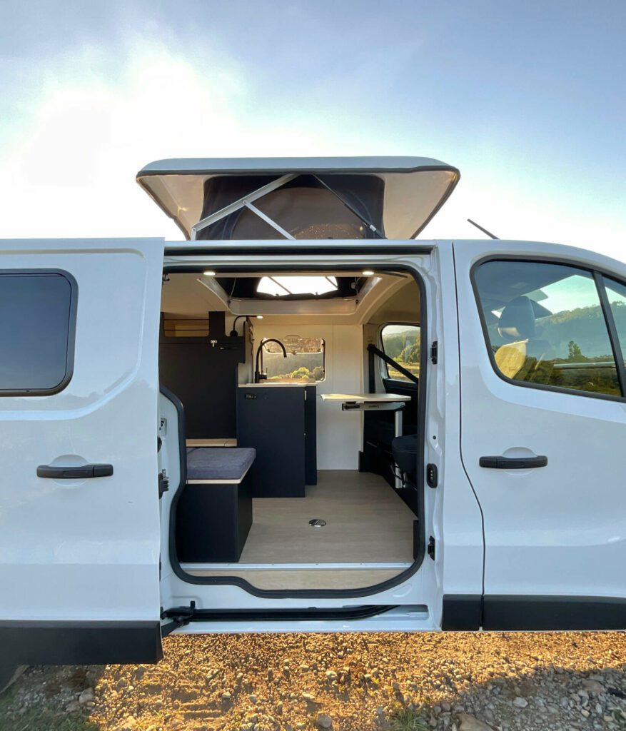 Van aménagé sur-mesure Renault Trafic L2H1 atelier a contre van toit relevable champignon