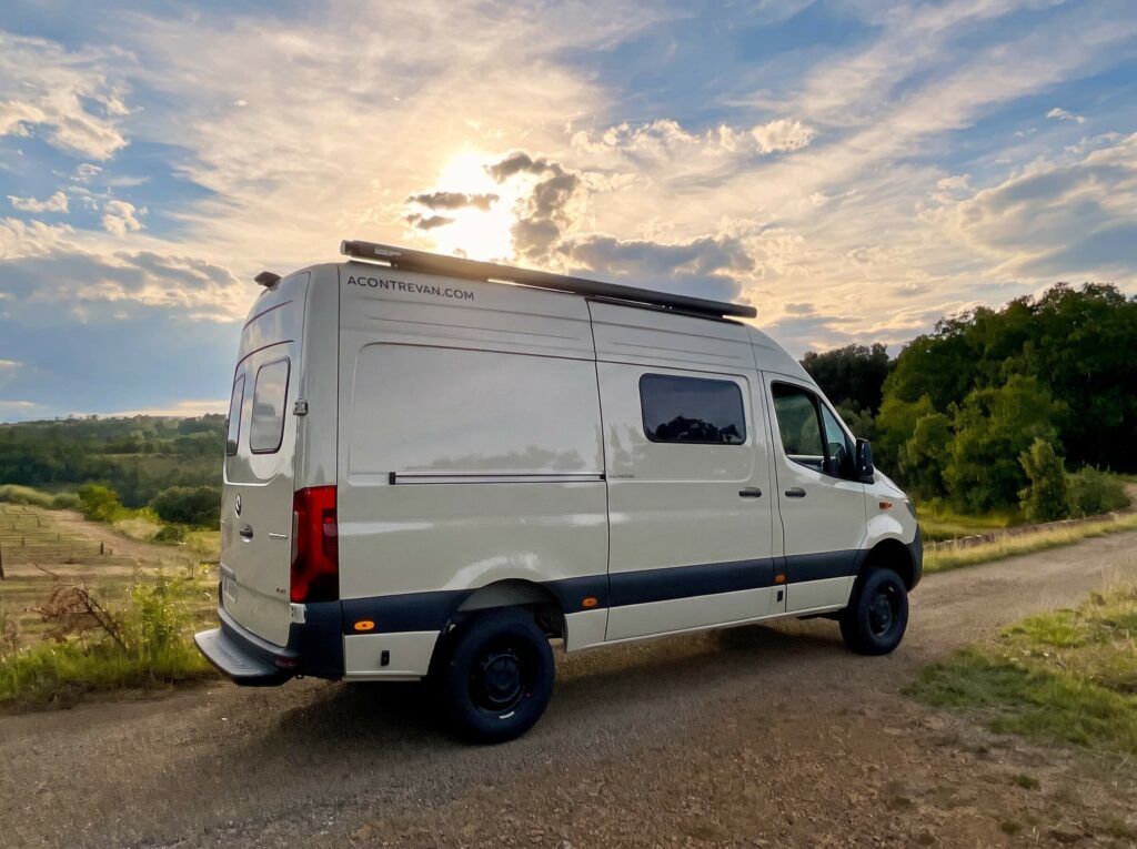 fourgon aménagé mercedes sprinter 4x4 L2H2 beige atelier a contre van ardeche
