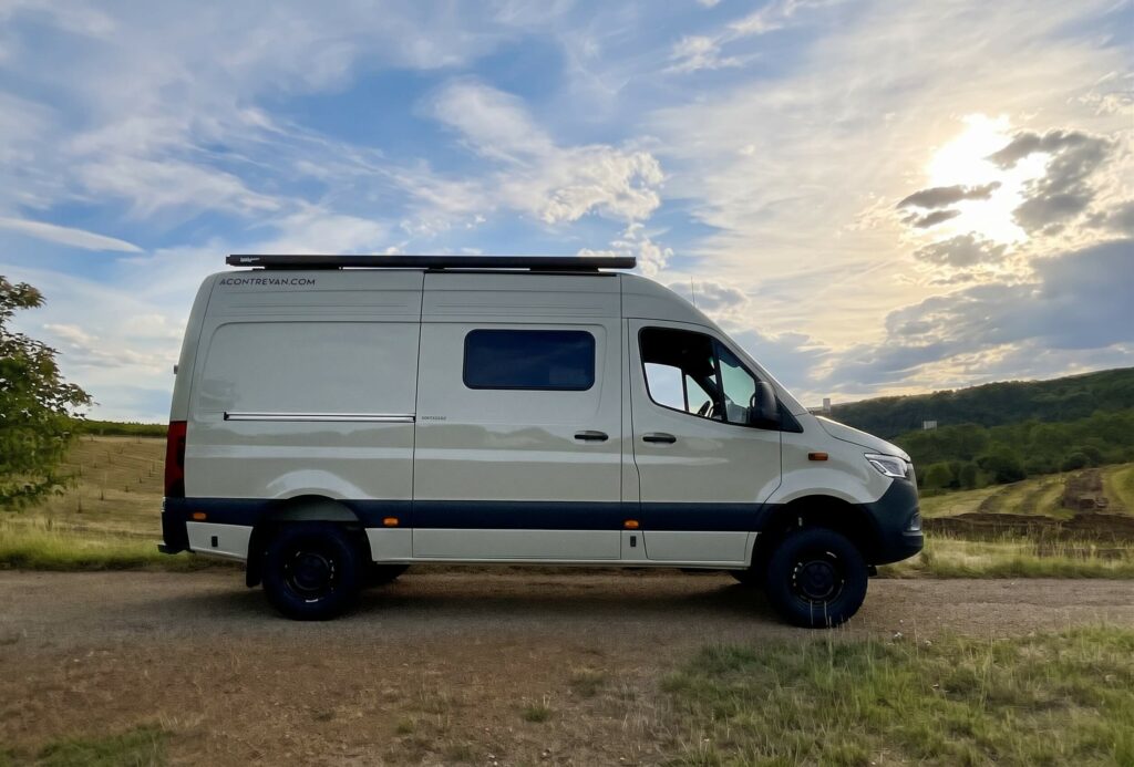 fourgon aménagé mercedes sprinter 4x4 L2H2 beige atelier a contre van ardeche