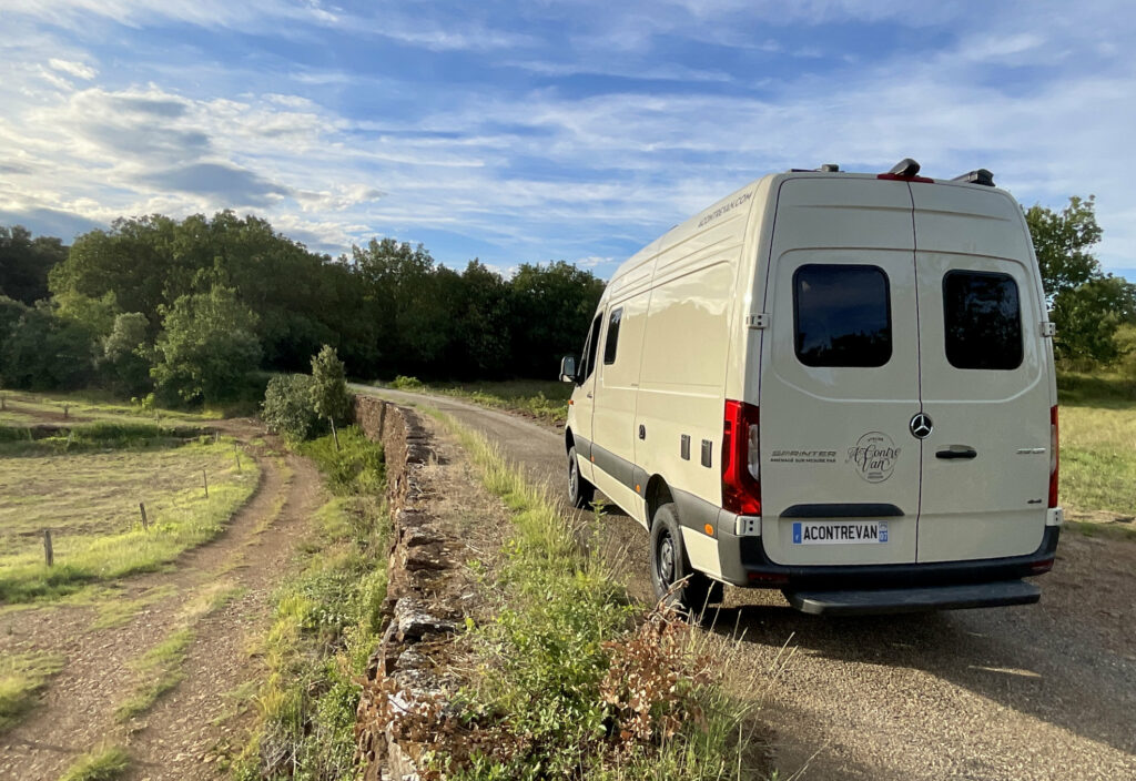 fourgon aménagé mercedes sprinter 4x4 L2H2 beige atelier a contre van ardeche