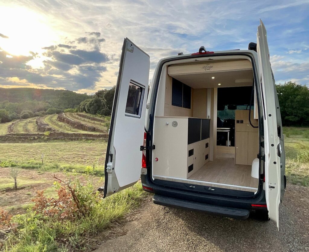 fourgon aménagé mercedes sprinter 4x4 L2H2 grande soute deux vélos