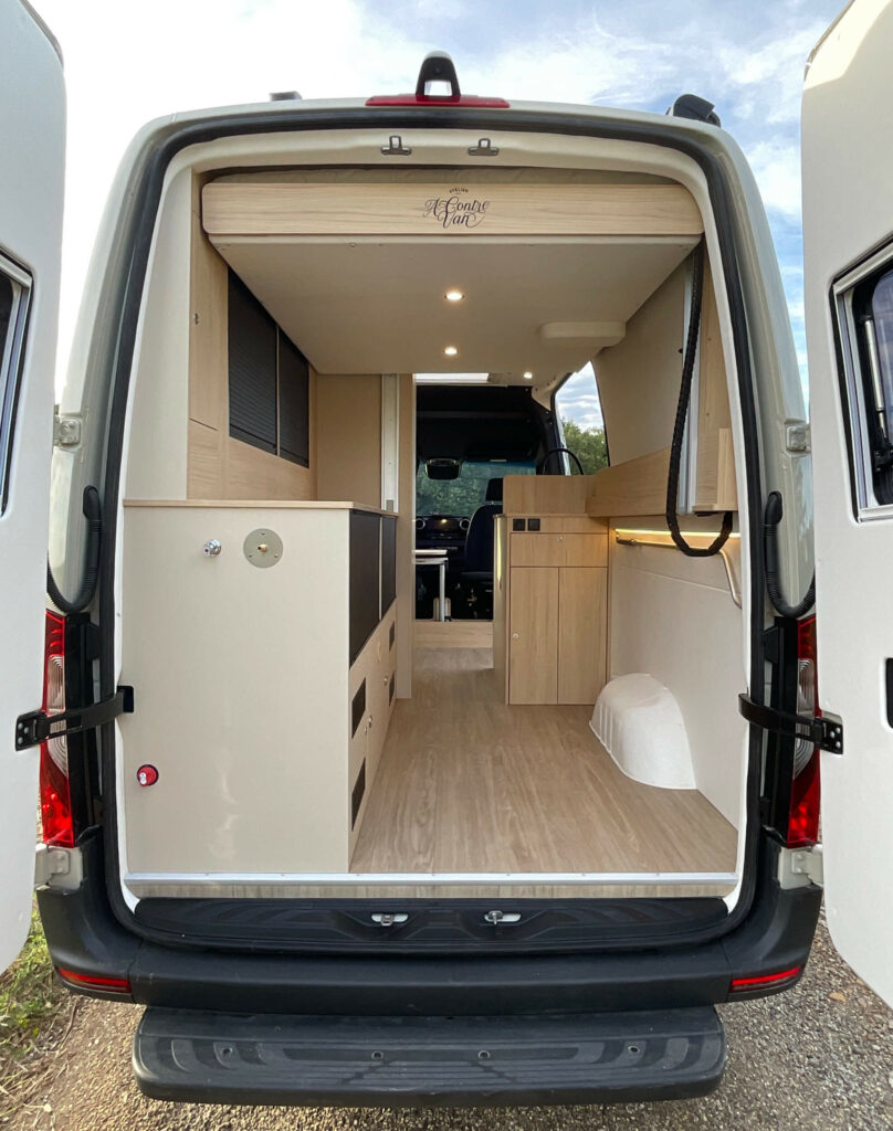 fourgon aménagé mercedes sprinter 4x4 L2H2 grande soute deux vélos et lit électrique