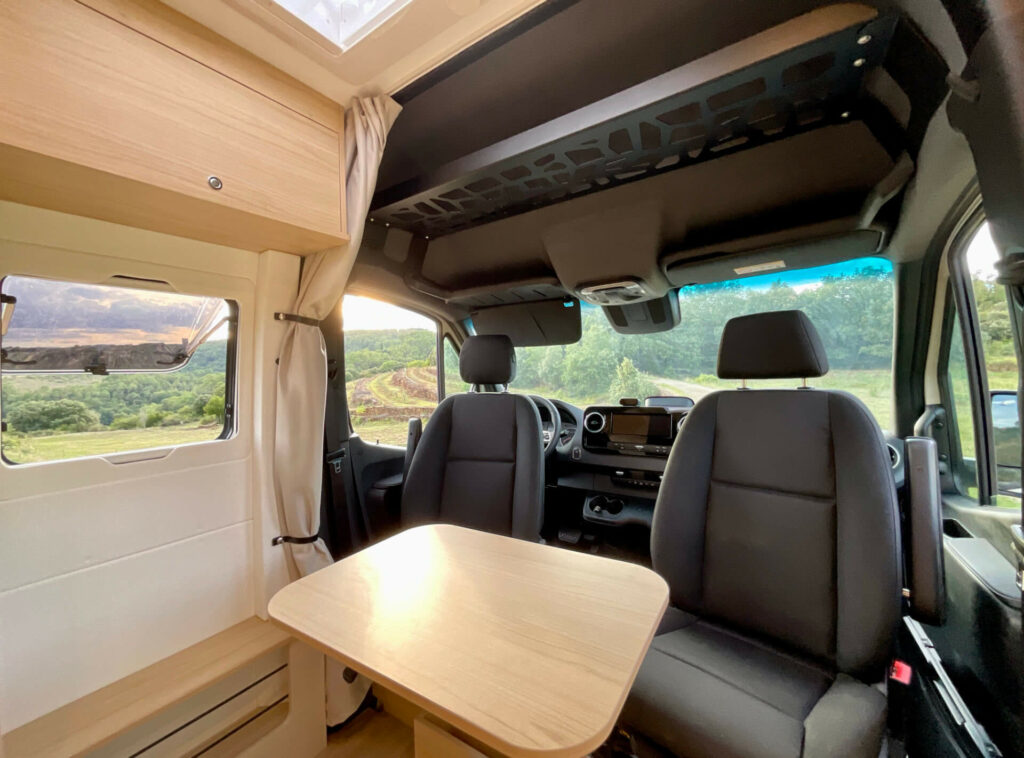 fourgon aménagé mercedes sprinter 4x4 L2H2 grande soute deux vélos et lit électrique
