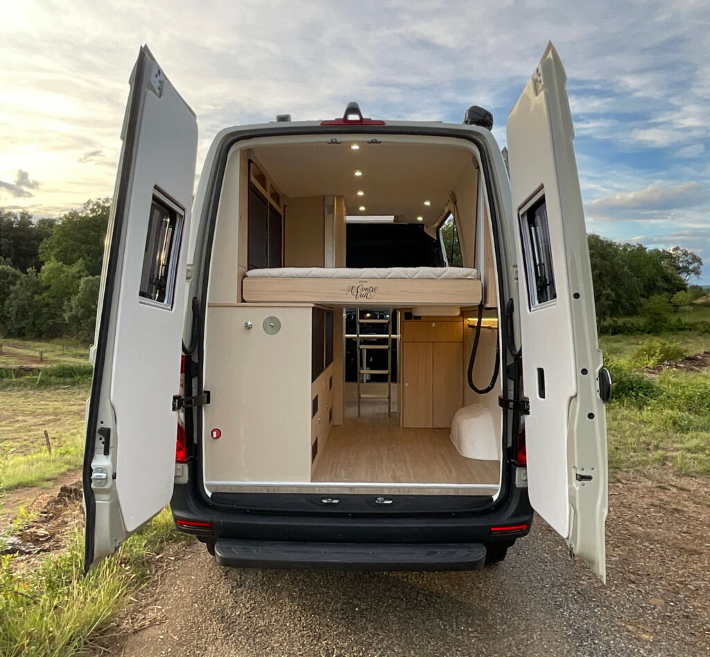 fourgon aménagé mercedes sprinter 4x4 L2H2 grande soute deux vélos et lit électrique