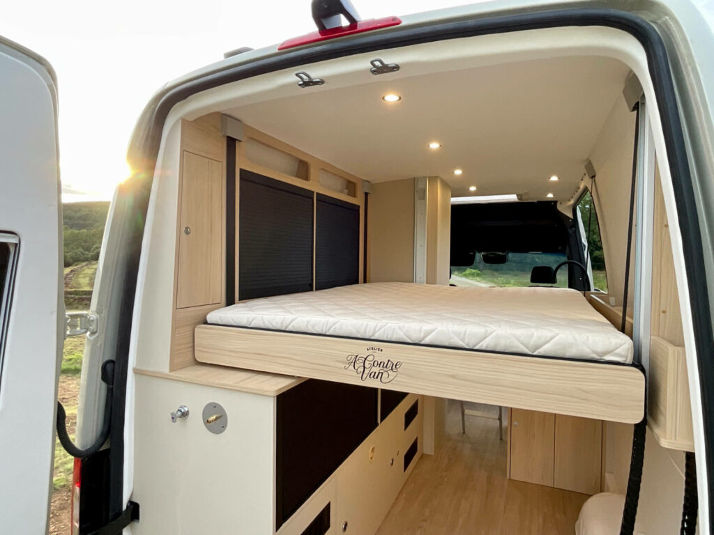 fourgon aménagé mercedes sprinter 4x4 L2H2 grande soute deux vélos et lit électrique