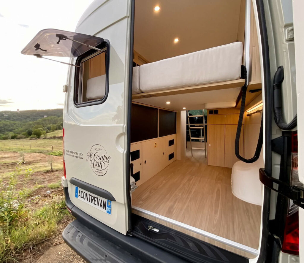 fourgon aménagé mercedes sprinter 4x4 L2H2 grande soute deux vélos et lit électrique