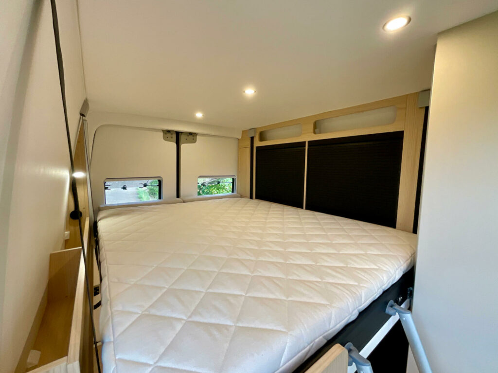 fourgon aménagé mercedes sprinter 4x4 L2H2 grande soute deux vélos et lit électrique
