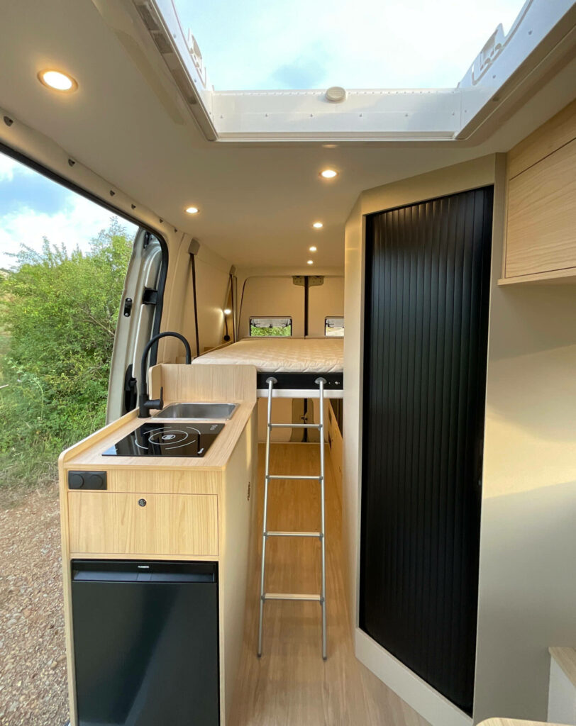 fourgon aménagé mercedes sprinter 4x4 L2H2 grande soute deux vélos et lit électrique