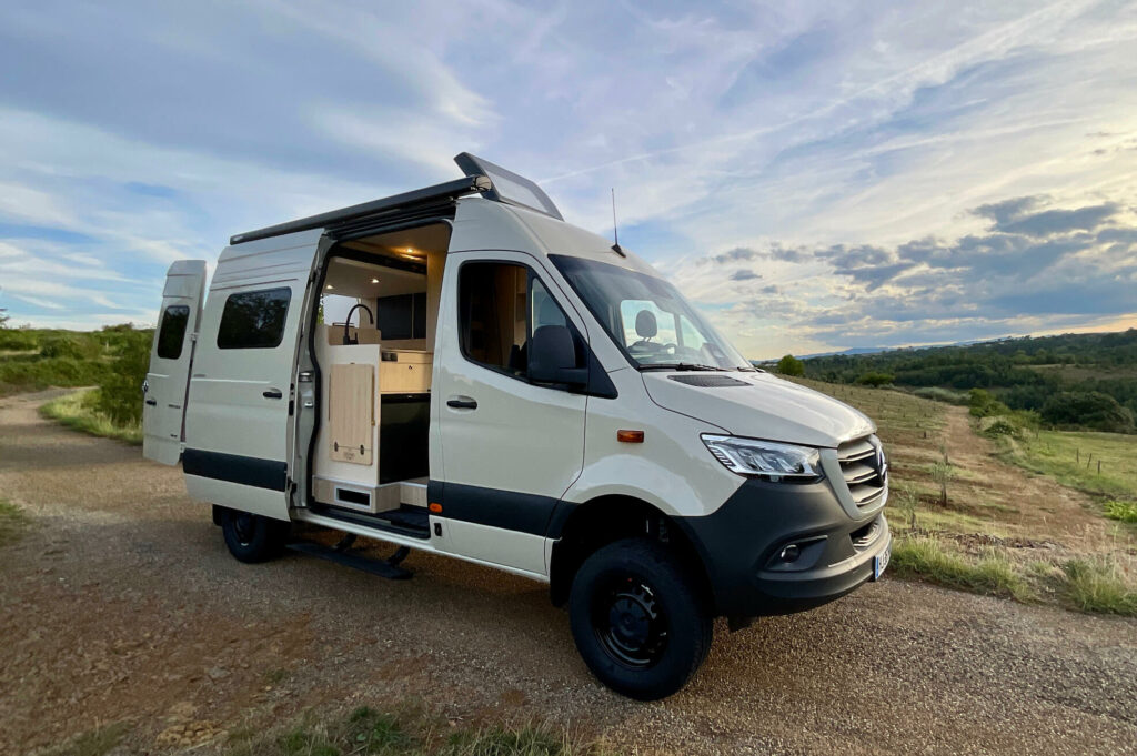fourgon aménagé mercedes sprinter 4x4 L2H2 grande soute deux vélos et lit électrique