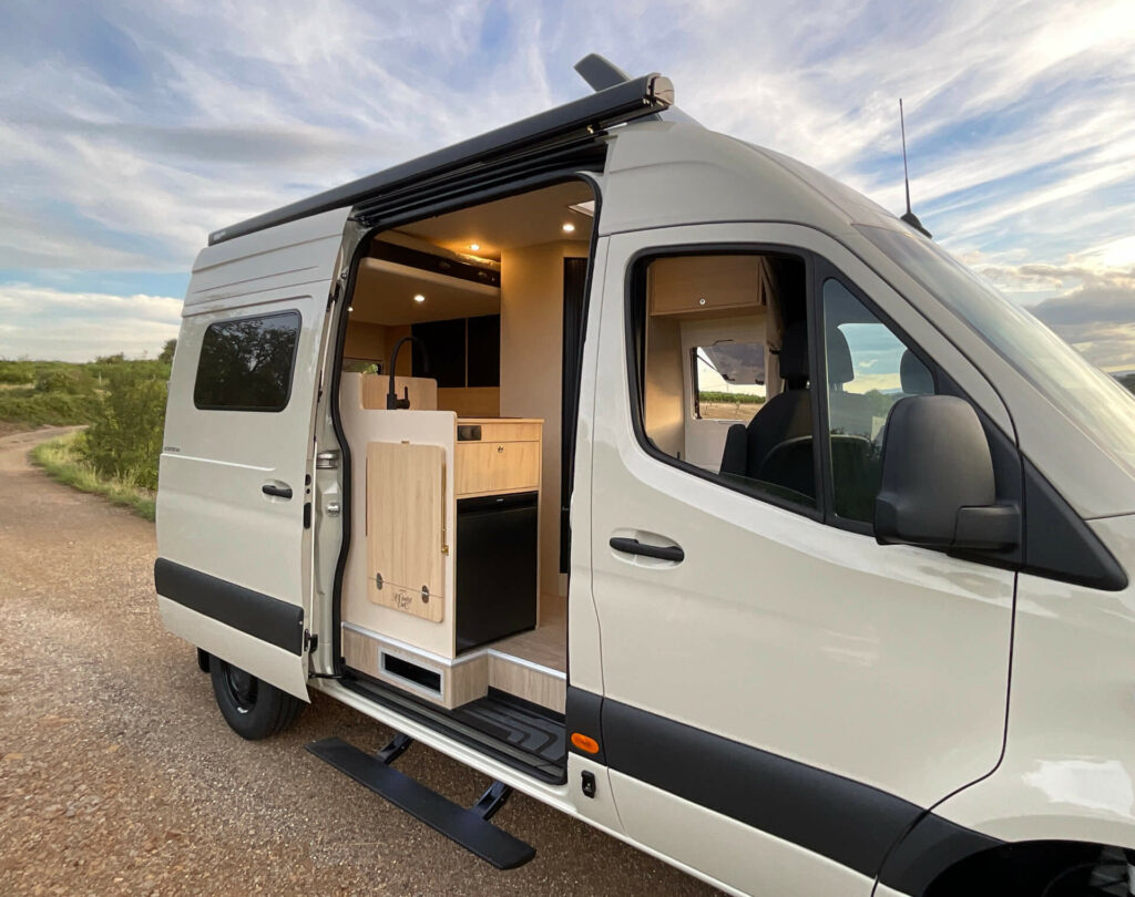fourgon aménagé mercedes sprinter 4x4 L2H2 grande soute deux vélos et lit électrique