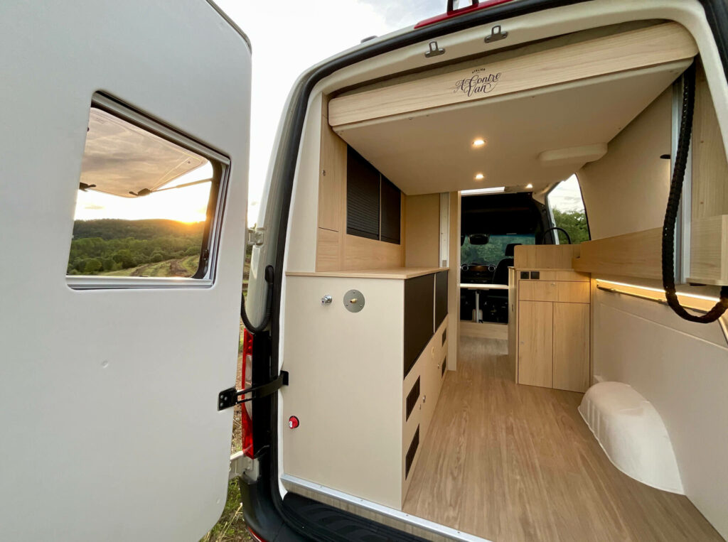 fourgon aménagé mercedes sprinter 4x4 L2H2 grande soute deux vélos et lit électrique