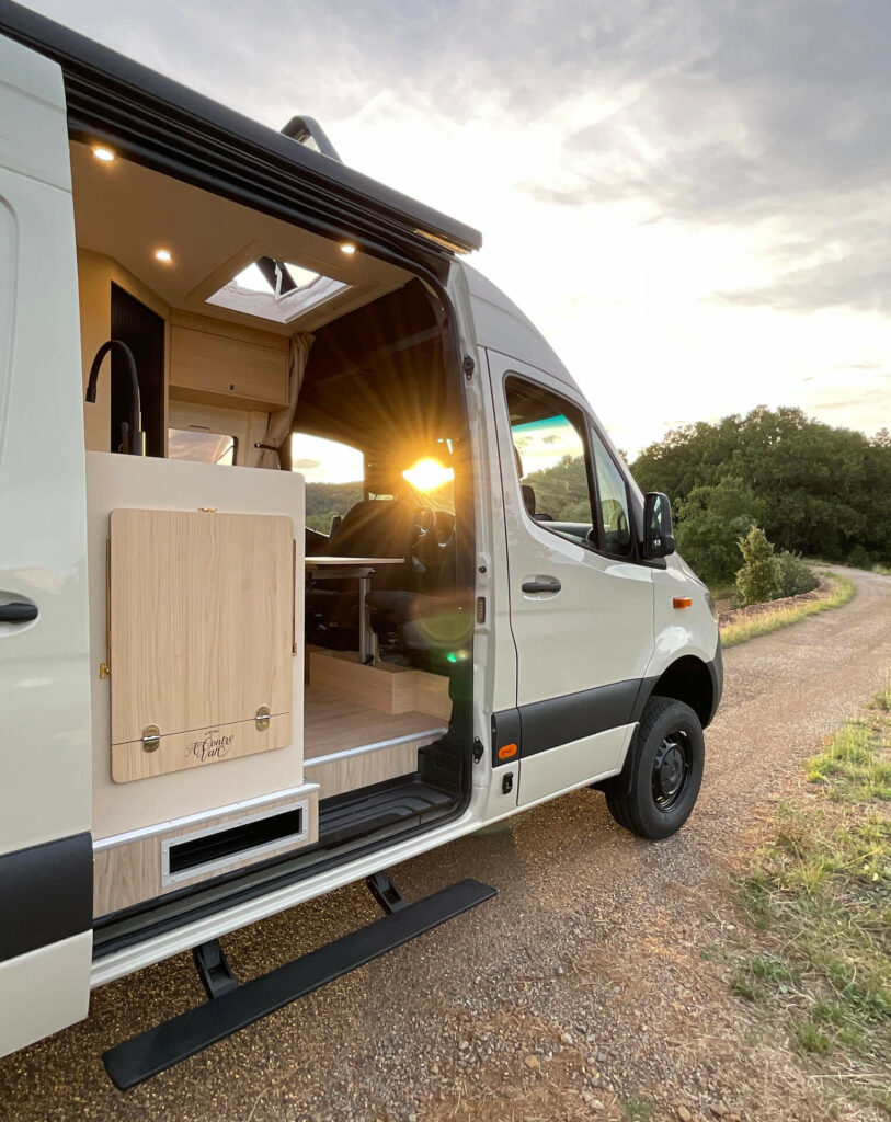 fourgon aménagé mercedes sprinter 4x4 L2H2 grande soute deux vélos et lit électrique