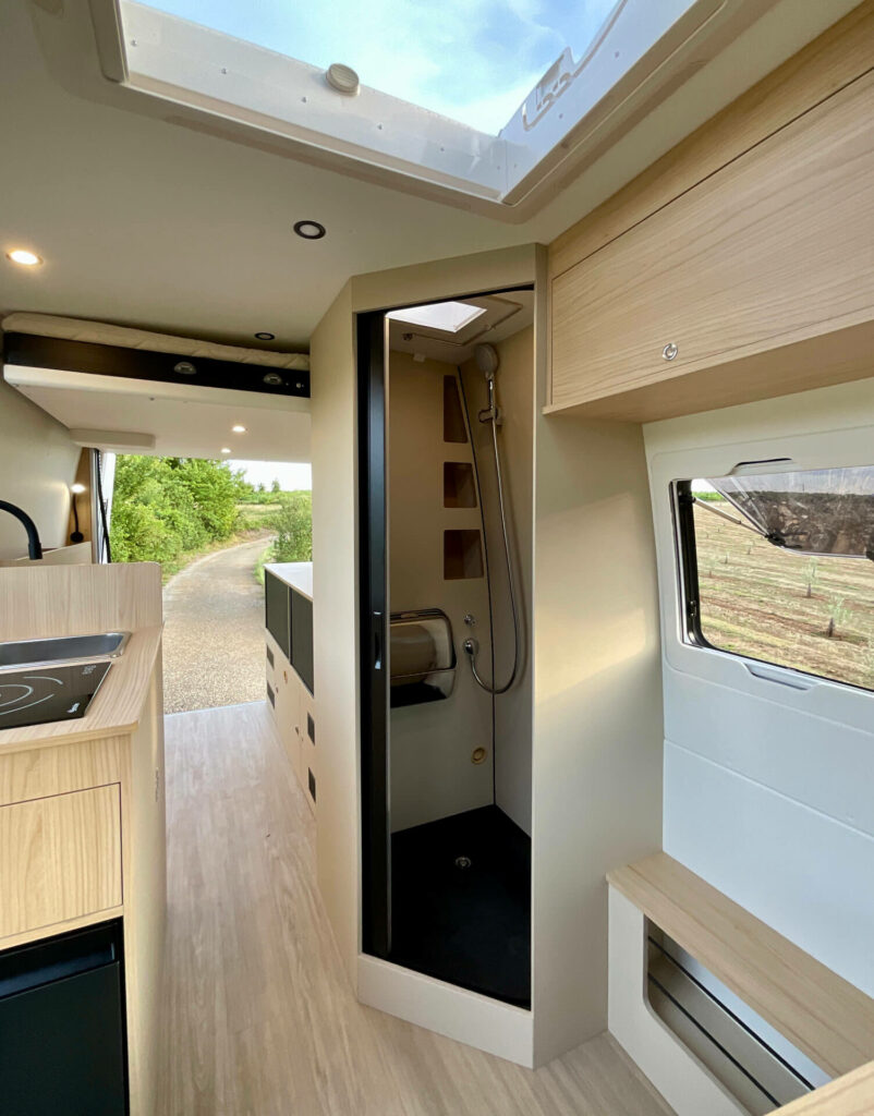 fourgon aménagé mercedes sprinter 4x4 L2H2 grande soute deux vélos et lit électrique