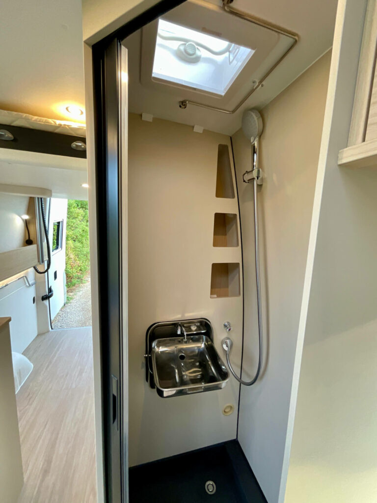 fourgon aménagé mercedes sprinter 4x4 L2H2 grande soute deux vélos et lit électrique