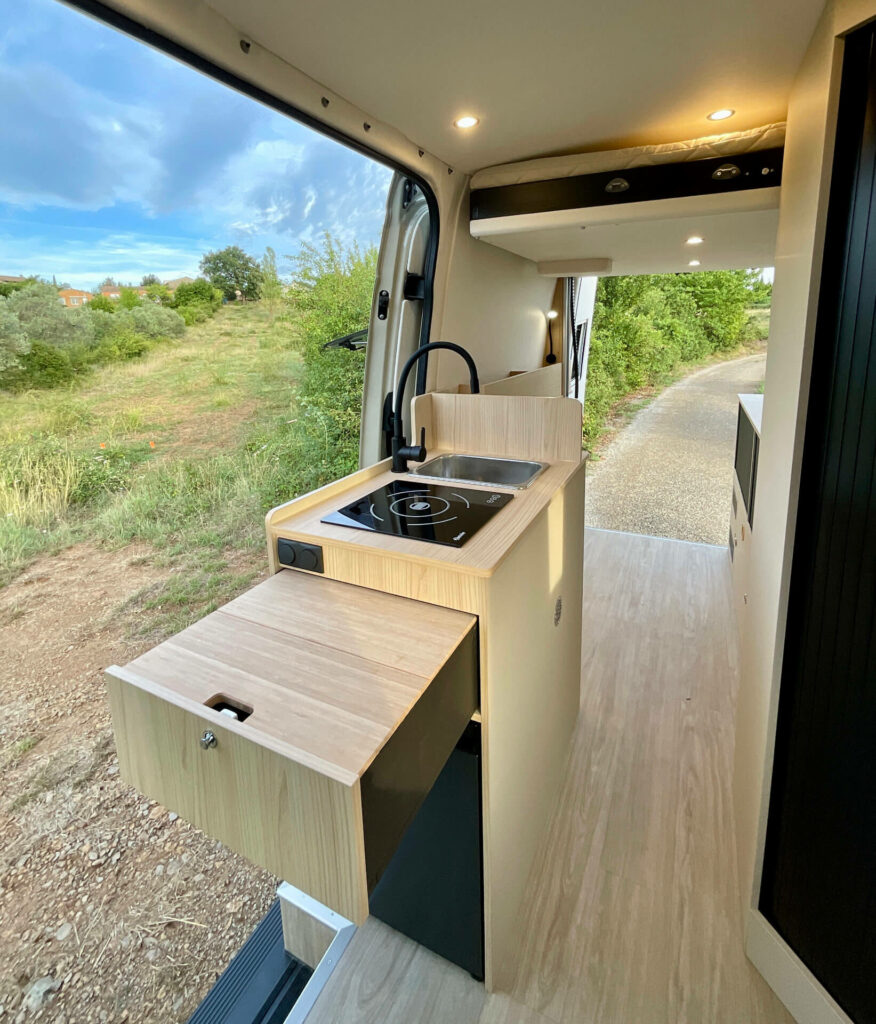 fourgon aménagé mercedes sprinter 4x4 L2H2 grande soute deux vélos et lit électrique