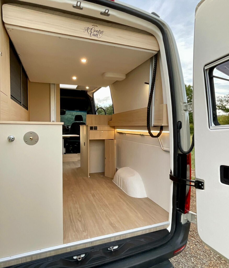 fourgon aménagé mercedes sprinter 4x4 L2H2 2 vélos soute
