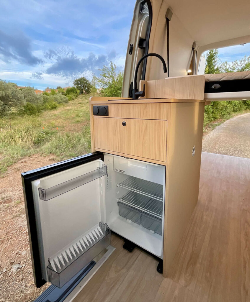 fourgon aménagé mercedes sprinter 4x4 L2H2 dometic NRX 80 réfrigérateur à compression atelier a contre van
