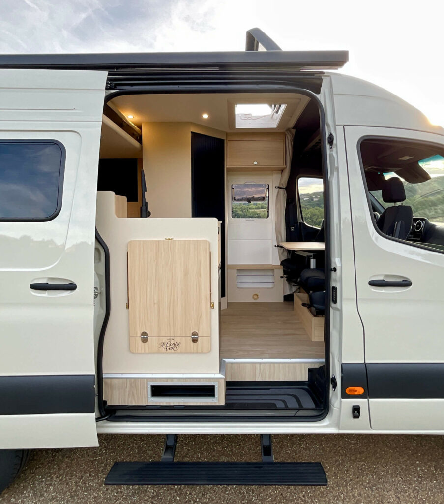 fourgon aménagé mercedes sprinter 4x4 L2H2 grande soute deux vélos et lit électrique