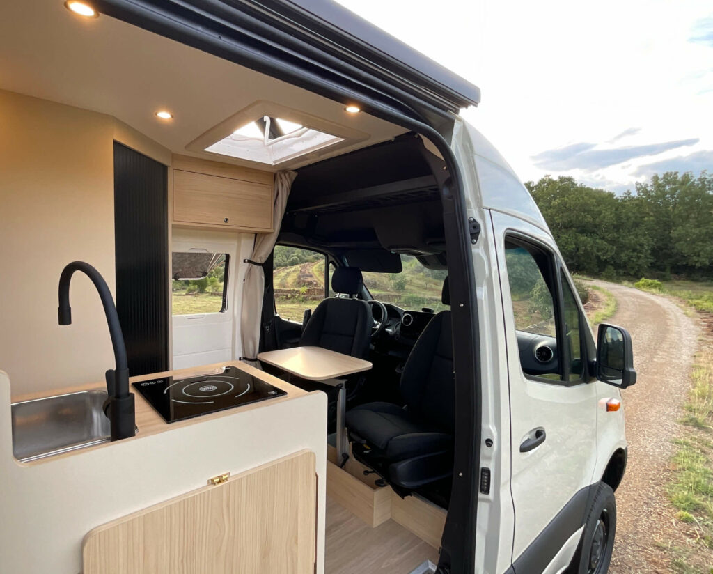 fourgon aménagé mercedes sprinter 4x4 L2H2 grande soute deux vélos et lit électrique
