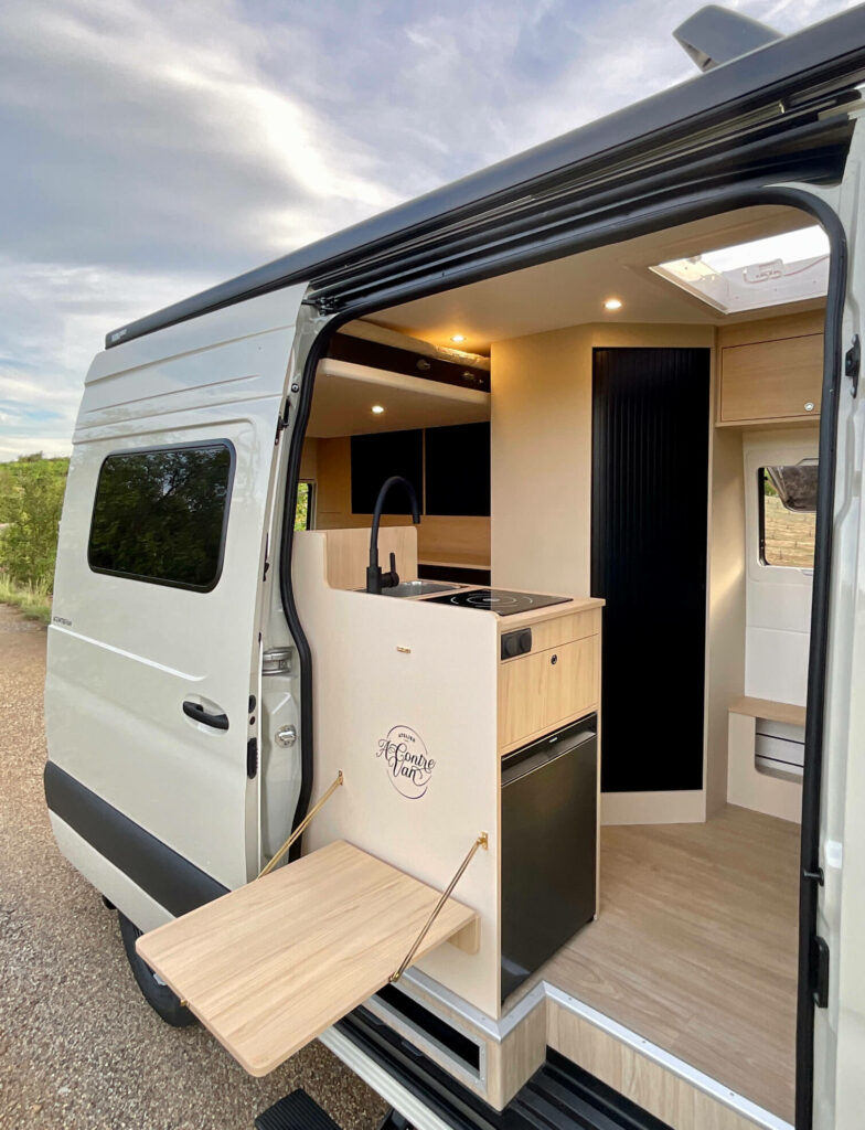 fourgon aménagé mercedes sprinter 4x4 L2H2 grande soute deux vélos et lit électrique