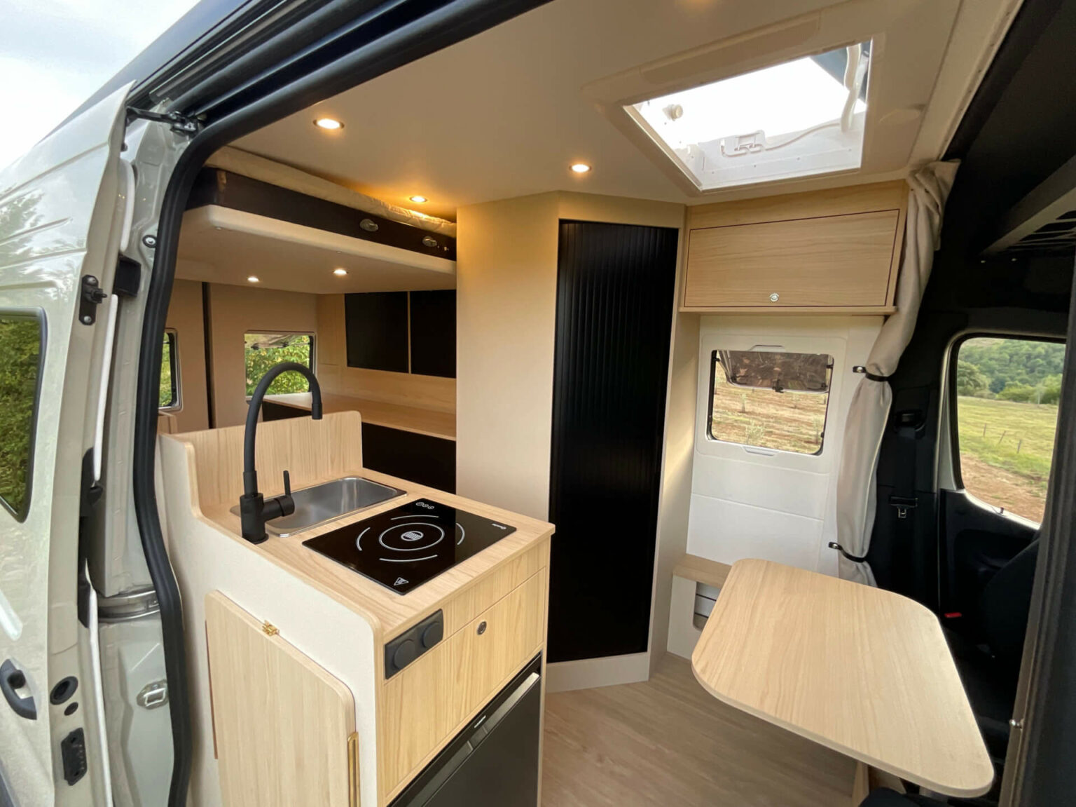 fourgon aménagé mercedes sprinter 4x4 L2H2 grande soute deux vélos et lit électrique