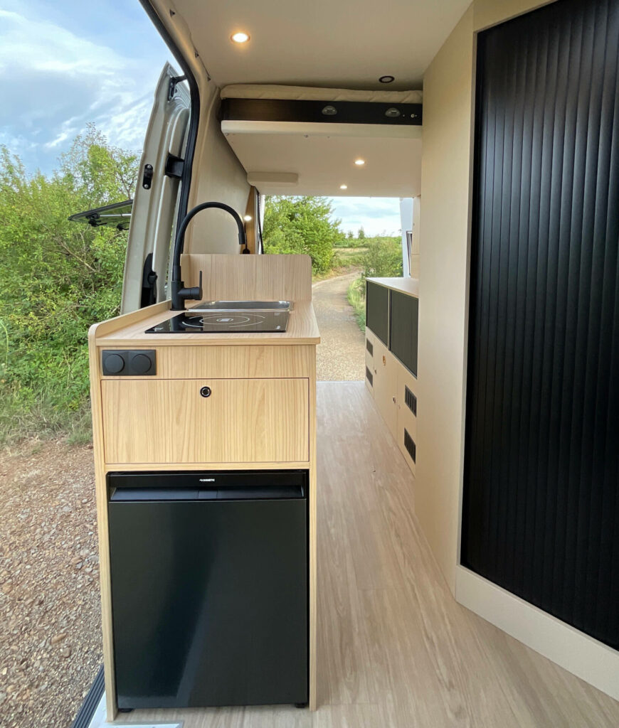 fourgon aménagé mercedes sprinter 4x4 L2H2 kitchenette atelier a contre van