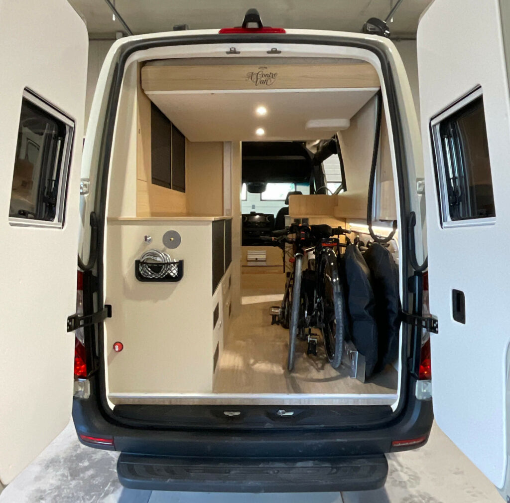 fourgon aménagé mercedes sprinter 4x4 L2H2 2 vélos soute