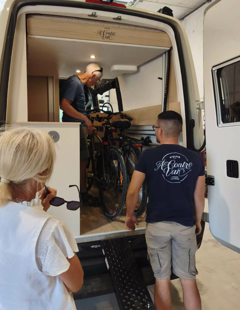 fourgon aménagé mercedes sprinter 4x4 L2H2 2 vélos soute