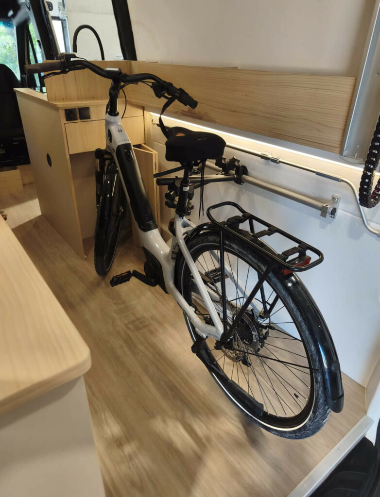 fourgon aménagé mercedes sprinter 4x4 L2H2 2 vélos soute