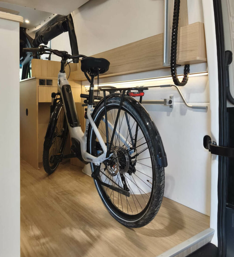 fourgon aménagé mercedes sprinter 4x4 L2H2 2 vélos soute